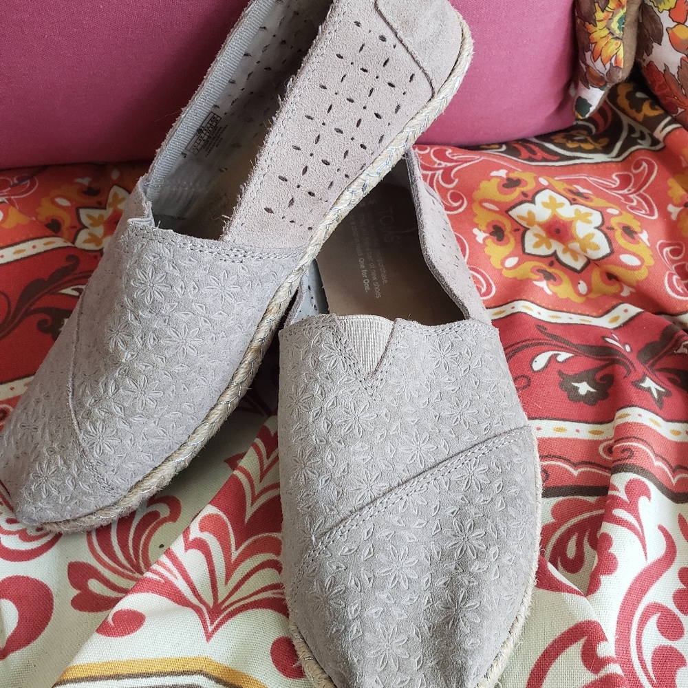 TOMS size W8 beige flats